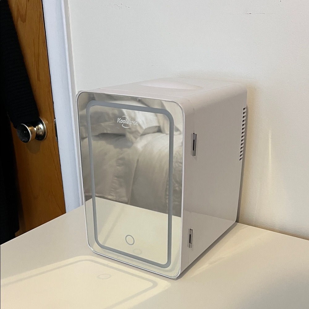 NWT Koolatron White Mini Fridge LED Light